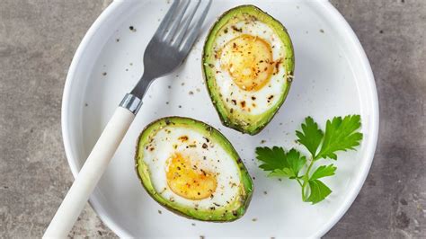 These Easy Baked Eggs In Avocado Are Ready In Only 5 Minutes Recipe