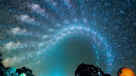 B See The Awesome March Of The Milky Way Across The Night Sky