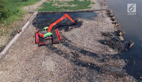 FOTO Melihat Pembersihan Lautan Sampah Di Muara Angke Dari Udara