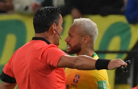 suspenden al árbitro del partido colombia vs brasil por no expulsar a neymar jr infobae