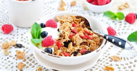 Pour commencer un petit déjeuner minceur, vous devrez absolument réduire votre consommation d'aliments riches en sucre et en gras, comme par exemple Recette de Bol fruité aux céréales minceur, baies de Goji ...