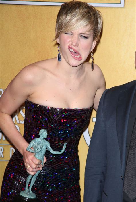 Jennifer Lawrences Hilarious Facial Expressions At Sag Awards 2014
