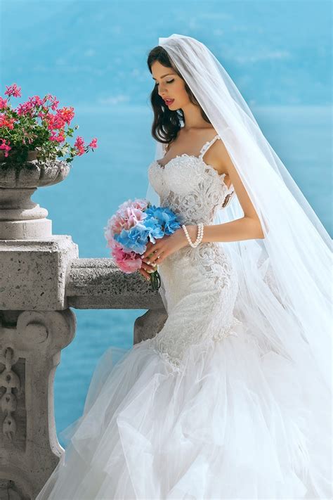 Robe courte ou colorée et accessoires flashy. Coiffure mariage avec voile mariée