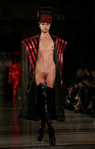 Modelle Nude Pam Hogg 4 32011 Cooletto