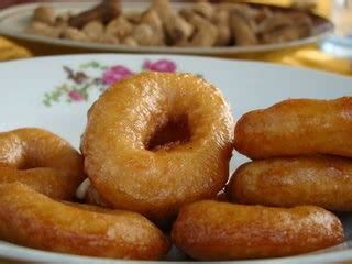 2 tbs gula putih 150gm gula merah + 200ml air (dimasak dan ditapis) sedikit garam 3 helai daun pandan. Resepi Kuih Keria Gula Melaka Lembut dan Sedap - Blogopsi