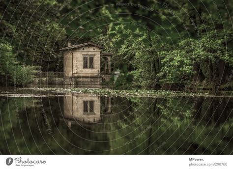Ein blick in den kalender unten zeigt ihnen verfügbare tage in grün. haus am see alt grün - ein lizenzfreies Stock Foto von ...
