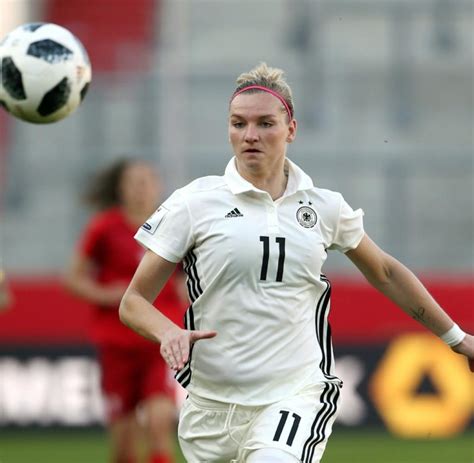Seitdem gewann die squadra azzurra zehn partien und spielte dreimal remis. Fußball: Popp führt DFB-Frauen gegen Österreich als ...