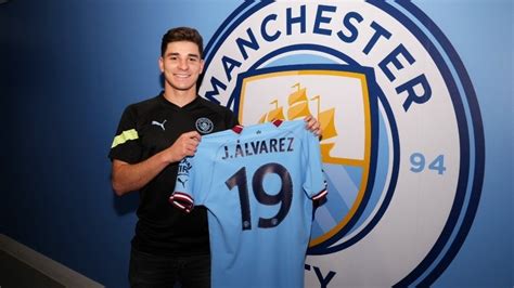 La Presentación De Julián Álvarez En Manchester City