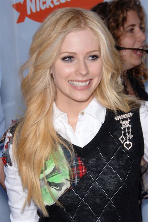 Avril Lavigne Wavy Golden Blonde Hairstyle Steal Her Style