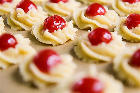 We would like to show you a description here but the site won't allow us. ALMOND COOKIES traditional Sicilian recipe with Maraschino cherries