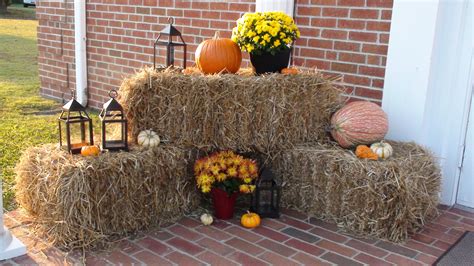 Let's celebrate autumn with farmhouse fall porch decor! My friend Jamie's decoration outside of the church for her ...