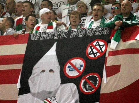 Nutte, nutte bvb, oder doch eher jude, jude bvb? Staruch i Ku-Klux-Klan na trybunach. Legia bezradna