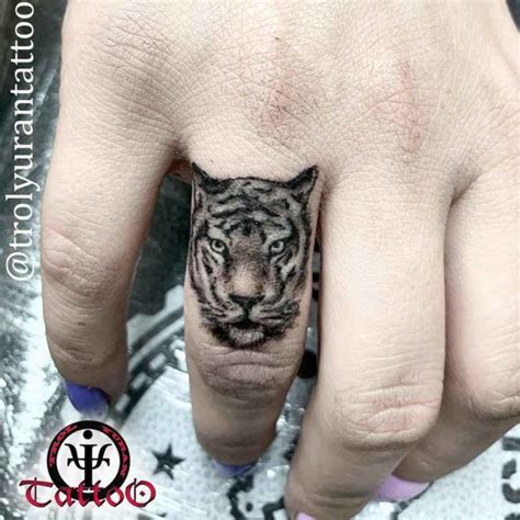 Tiger Face Tattoo On Finger Tatuajes En Los Dedos Tatuaje De Cara De