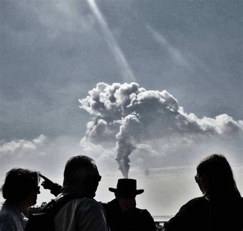 Candid Street Photography Finds Amusing Coincidences In Everyday Life