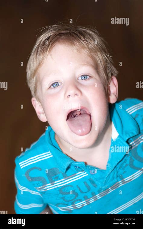 Kleiner Junge Mit Blonden Haaren Und Blauen Augen Die Seine Zunge