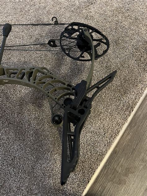 Mathews V3X 33. Ambush Green. 29.5/70. Includes 12” Stabilizer And Legs