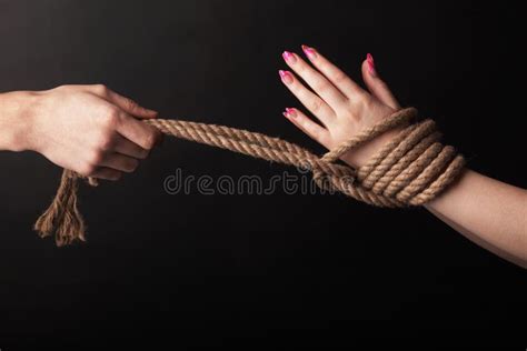 Покорная женщина в положении кабалы связи борова на черной предпосылке Стоковое Фото