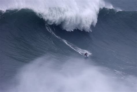 Monster Waves Return To Portugals Praia Do Norte Beach The Weather