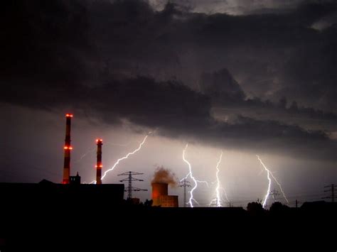 Zjawiska atmosferyczne wskazujące na występowanie warunków burzowych: Ostrzenie meteo: uwaga na burze. Radar wyładowań ...