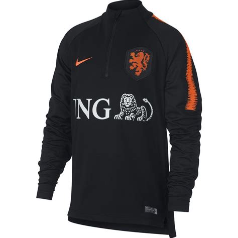 Het trainingspak heeft een standaard pasvorm en is gemaakt van 100% polyester. Nederlands Elftal Training sweater - Voetbalshirts.com