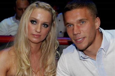 Podolski veröffentlichte auf instagram ein gemeinsames foto und kommentierte: Podolski und Frau Monika erwarten Nachwuchs