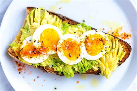 I don't often have soft boiled eggs for breakfast because if i'm not paying attention and undercook them, then i've got all the white runny stuff that. Receita - Avocado Toast | Super Fabulosa