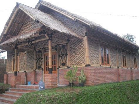 Tirai dari bambu juga terkenal sejuk dan membuat area teras. Desain Rumah/Villa Bambu Eksotik