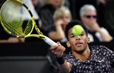 A greek professional tennis player, stefanos tsitsipas is the youngest player ranked in the top 10 by the atp (association of tennis professionals). Auger-Aliassime défait par Tsitsipás en finale à Marseille ...