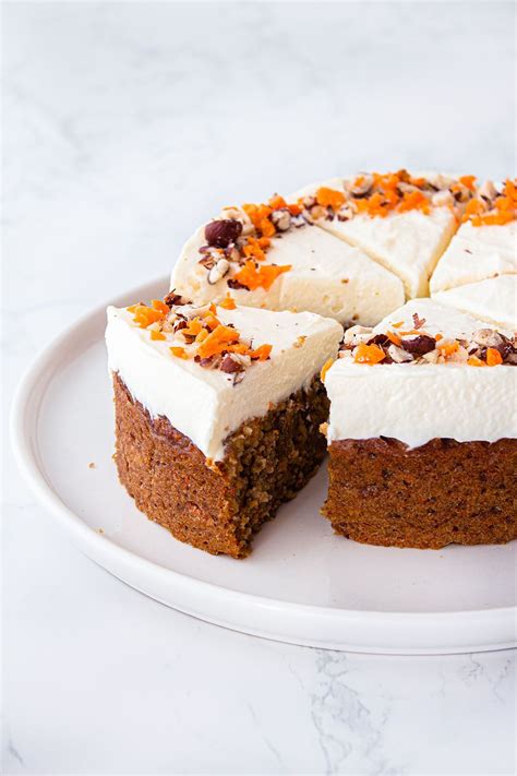 This moist carrot cake recipe i'm sharing with you today is one of my grandma barb's most for some reason, i only remember having grandma barb's carrot cake around easter time. veganer carrot cake mit frischkäsecreme • Wundertörtchen | Karotten torte, Kuchen rezepte ...