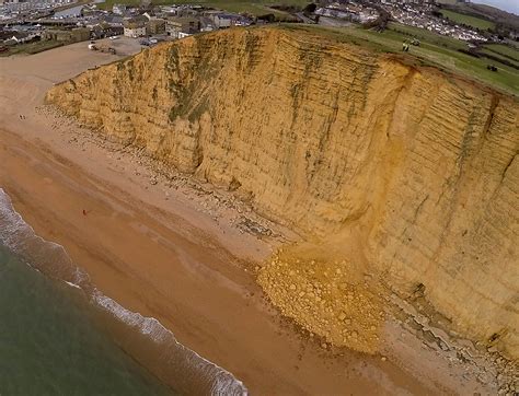 A community in dorset, england, becomes the focus of a grisly murder investigation. CHECK OUT BROADCHURCH FILM LOCATIONS - The Travel Trunk