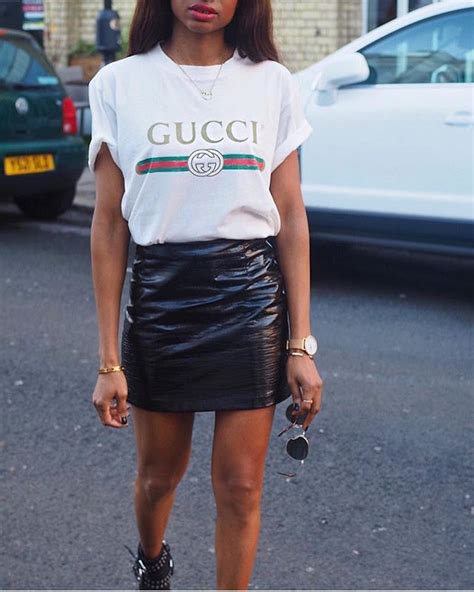 White T Shirt And Black Leather Mini Skirt Combination 2021 Become Chic