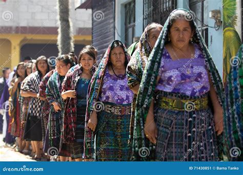 Mujeres Mayas Tradicionalmente Vestidas En Guatemala Foto Editorial