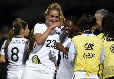 Kheira Hamraoui Milieu Voici Les 23 Joueuses De Léquipe De France Féminine De Football