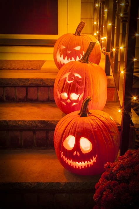Add in some fall flowers, a black bird, and a vase full of acorns, and you've got the ideal halloween table decoration for your family to enjoy. Pumpkin Decorating Ideas for Kids