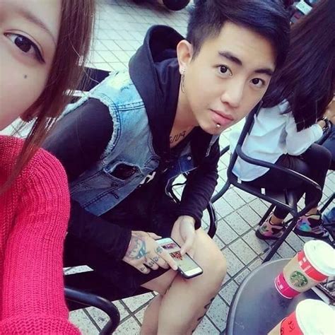 Born 15 april 1987) is a taiwanese singer and actor. 女友外國臉不好嗎？謝和弦「招牌合照」放閃 - 自由娛樂