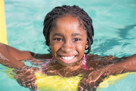 Menina Bonito Nadando Na Piscina Fotos Imagens De © Wavebreakmedia