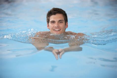 Junger Mann Schwimmen Im Pool Stockbild Bild Von Leute Porträt 9388547