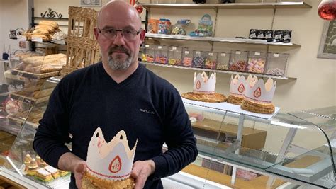 Dans cette ruelle, vous trouverez des magasins alimentaires et boutiques souvenirs avec cerise sur le gâteau, la boulangerie juste en face de la location. Saint Valery-sur-Somme : une boulangerie propose des fèves ...