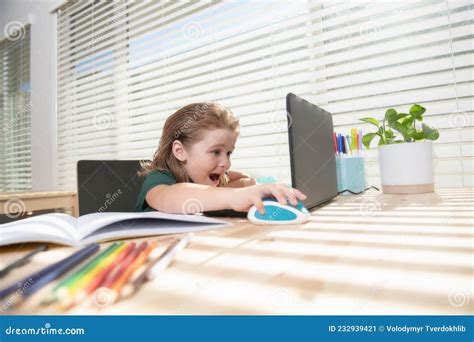 Preteen Schooljongen Die Thuis Haar Huiswerk Doet Met Een Laptop