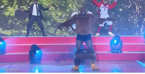 Video Shaquille Oneal Loses His Pants During Lip Sync Battle