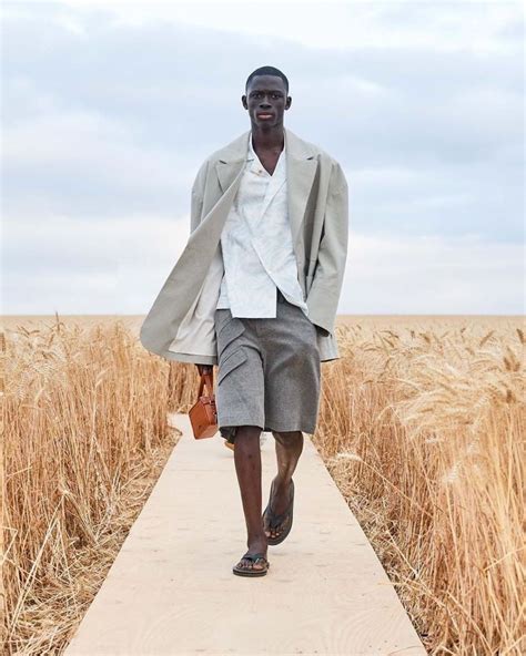 Jacquemus Brings Fashion Show To Idyllic Wheat Field Мужчины