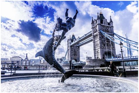 London No 5 Tower Bridge With Girl With A Dolphin Fountain Foto