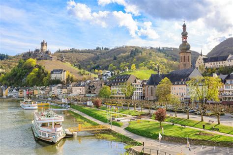 Castle tours are conducted in german, but english tours are available at half past the hour from 10:30 to 16:30 in the summer season. Paseo en barco por Cochem - Reserva online en Civitatis.com
