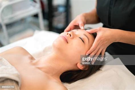 Female Massage Fotografías E Imágenes De Stock Getty Images