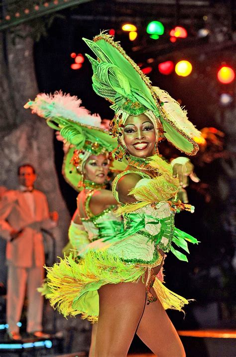 celebrating-the-holidays-in-havana-cuban-culture,-havana,-celebrities