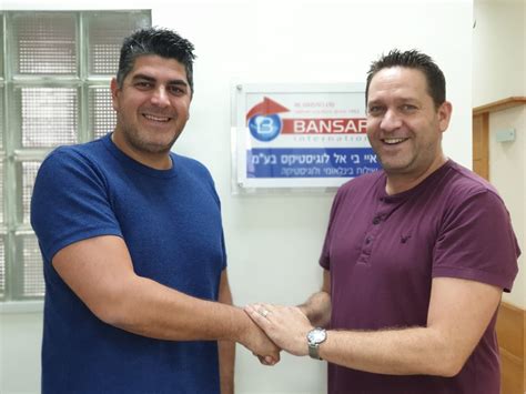 הפרשה התפוצצה לפני שלושה שבועות, כאשר הצעירה פנתה למשטרה והגישה תלונה נגד שטרלינג (47). ספונסרית חדשה למועדון: חברת השילוח הבינלאומית איי.בי.אל ...