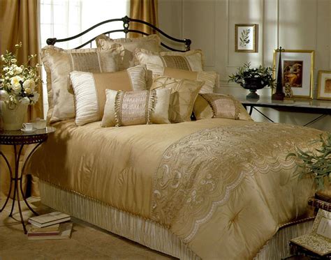 Treat yourself to a classic room of classic design. Contemporary Luxury Bedding Set Ideas - HomesFeed