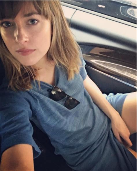 Dakota Johnson Faz Selfie Insinuante Durante Filmagem De 50 Tons O