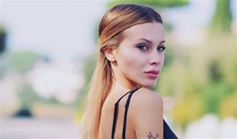 Tra gli ospiti, anche antonella mosetti che aveva già attaccato il parrucchiere qualche mese fa. Asia Nuccetelli irriconoscibile: la figlia di Antonella ...
