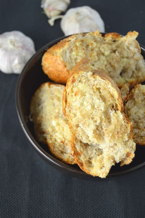 What is the best recipe to make homemade garlic bread with? Easy Garlic Bread | A Taste of Madness